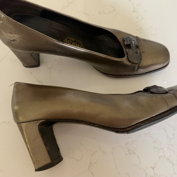 Vintage Salvatore Ferragamo Champagne Gold leather pumps - Picture 2 of 5